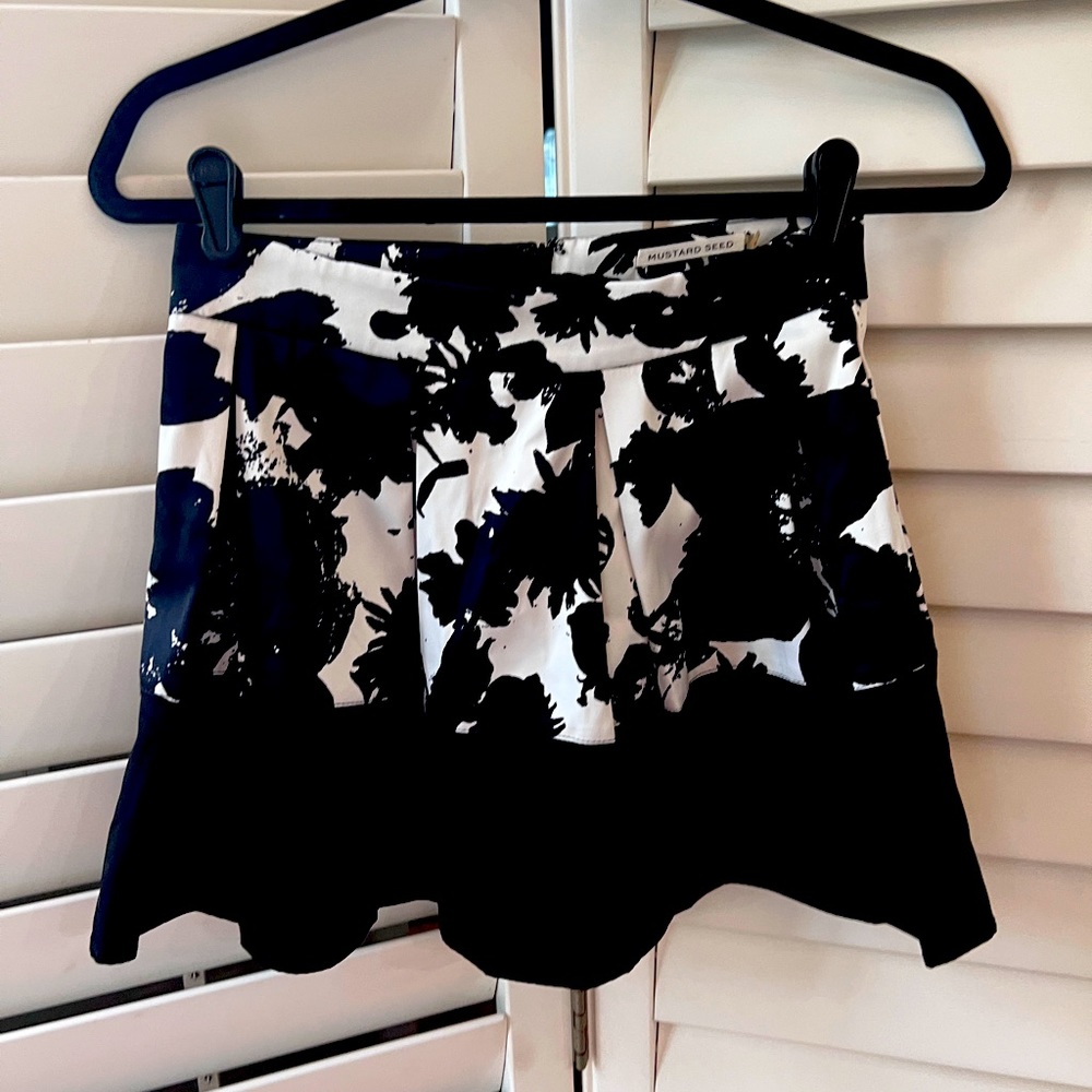 Juniors pleated miniskirt.